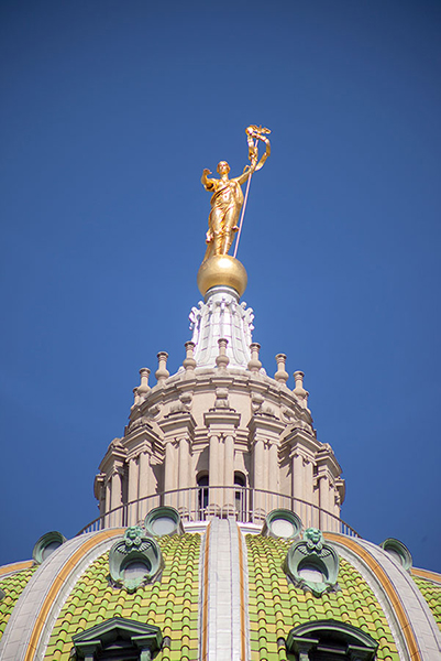 photo of the top of the Pennsylvania capitol building