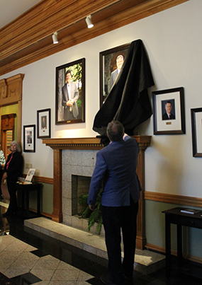 Michael Hussey unveiling his portrait in the Gallery